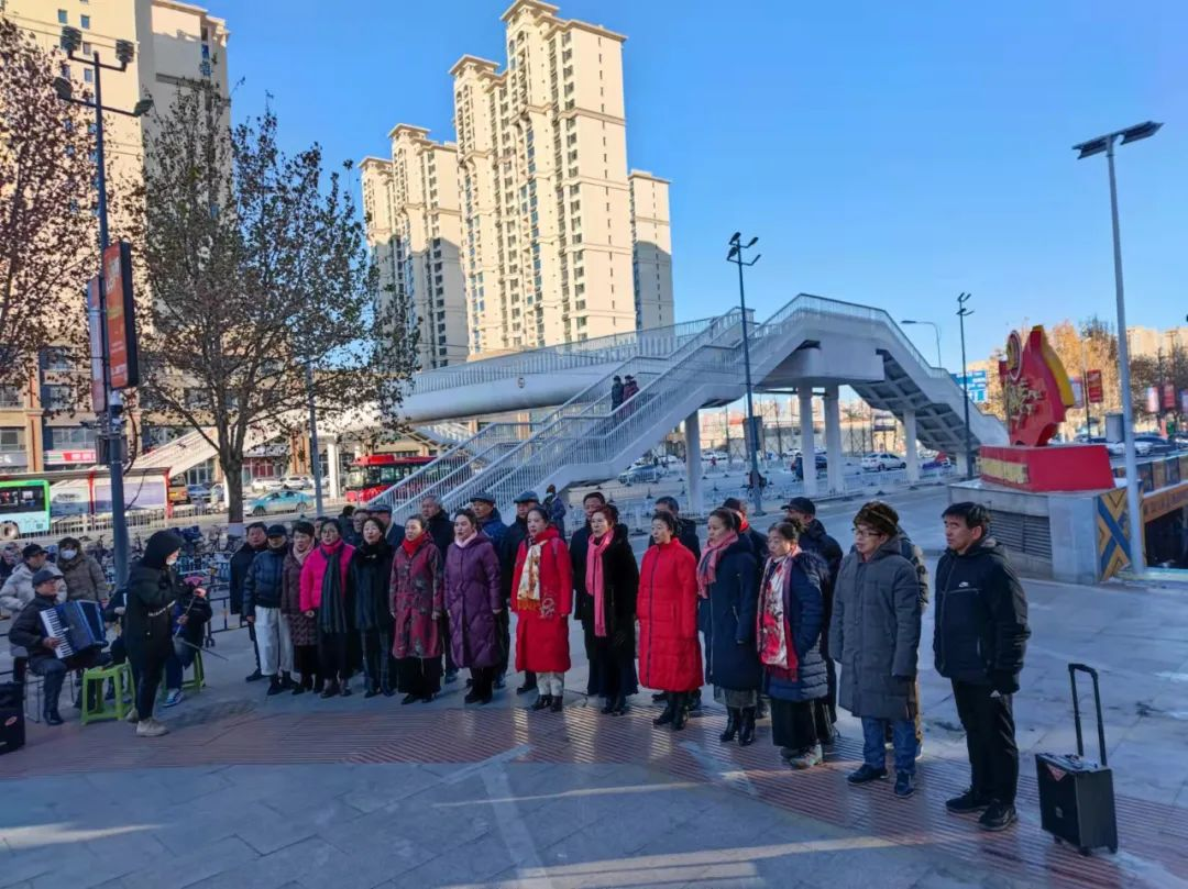 緬懷偉人毛澤東誕辰128周年，天一廣場上演紅歌“快閃”活動！