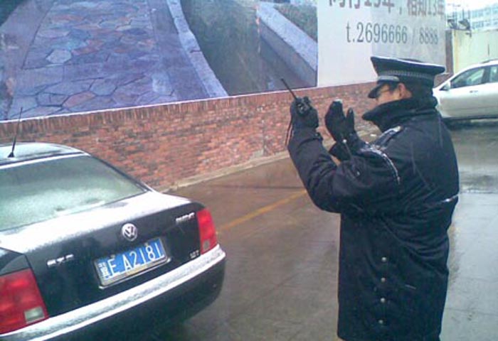 風雪中的大洋百貨保衛隊員