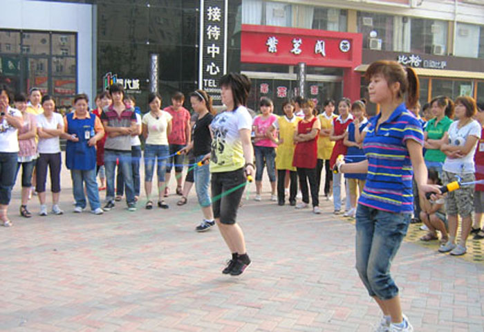 超市公司建設(shè)路店組織員工跳繩比賽
