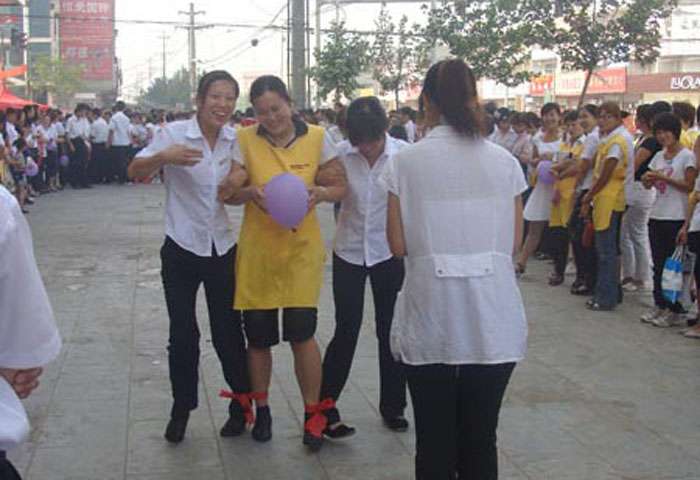 超市公司巨鹿店組織“大家齊步走”文娛活動