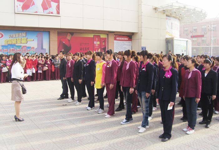 組織員工軍訓 締造鋼鐵之師—記家樂園百貨內(nèi)丘店4月份員工軍訓