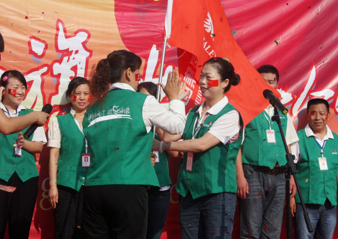 司旗終于來了——“同傳一面旗 共愛一個家”司旗傳遞至物興菜市場